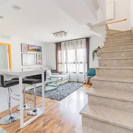 דירה Stylish Duplex In The Heart Of